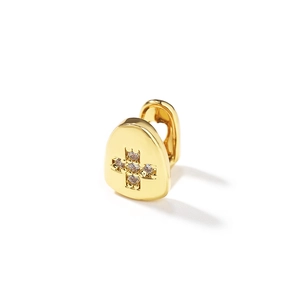Detail van hiphop grillz met een gouden kruispatroon ingelegd met fonkelende zirkonia's
