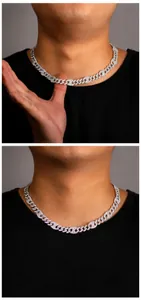 Détail du collier gourmette hip hop avec zircons sertis sur un t-shirt noir