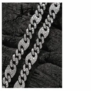 Vue détaillée macro d'une chaîne Cuban Link pig nose en argent avec des pierres CZ