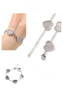 Dettaglio del bracciale a cuore in argento con zircone, chiusura a moschettone e catenella