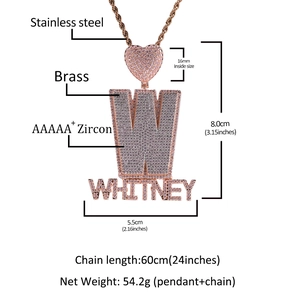 Collier lettre W personnalisée en or rose avec connecteur cœur et zircons pavés