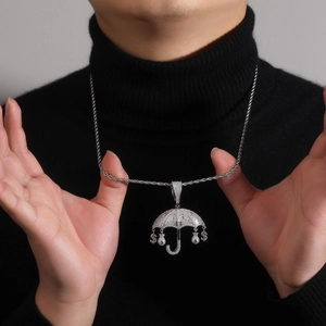Collana con ciondolo a ombrello hip-hop con zirconi e segni del dollaro su modello