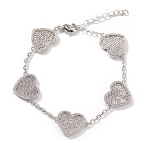 Dettaglio macro del bracciale argento con cinque cuori in zirconi e chiusura a moschettone