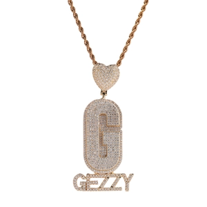 Détail du pendentif lettre GEZZY serti de zircons avec chaîne en maille corde
