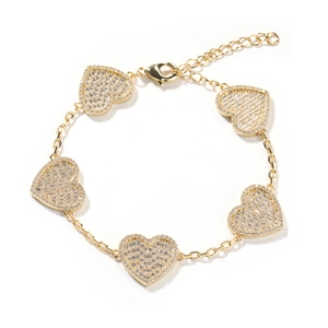 Dettaglio macro del bracciale placcato in oro con cinque cuori e zirconi micro-pavé