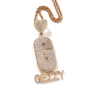 Détail macro du pendentif GEZZY en or avec pavage de micro-zircones cubiques