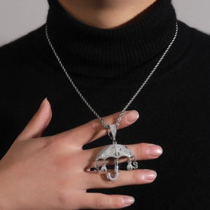 Collana con ciondolo a ombrello hip hop con zirconi e charms in denaro su catena