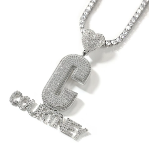 Détail du collier personnalisé avec pendentif lettre C et zircones cubiques étincelantes