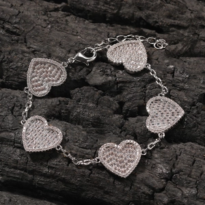 Vista dettagliata del bracciale a cuore in argento con cinque ciondoli in zirconi micro-pave
