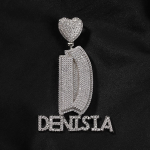 Détail macro du pendentif lettre D personnalisé avec zircons cubiques brillants