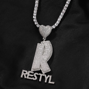 Gros plan d'un collier hip-hop argenté avec pendentif lettre R et zircons cubiques brillants