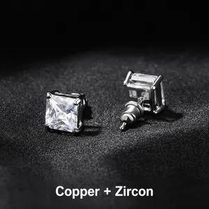 Vue détaillée des boucles d'oreilles carrées en zircon avec finition argentée