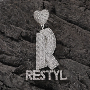 Détail du pendentif hip-hop argenté avec lettre R et logo RESTYL sertis de zircon