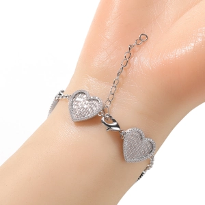 Elegante bracciale a cuore in argento con ciondoli in zircone e chiusura a moschettone