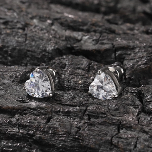 Vue macro de boucles d'oreilles cœur en argent S925 et zircone avec serti à trois griffes