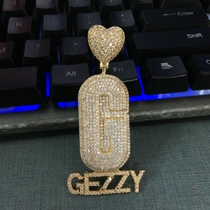 Détail du pendentif lettre G glacé avec fermoir coeur et zircons cubiques scintillants