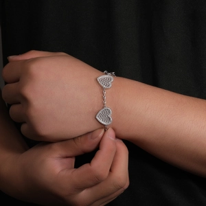Bracciale a cuore in argento scintillante con pietre di zircone bianco al polso