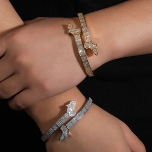 Nahaufnahme des Afrika-Karten-Armreifs mit Zirkon-Pavee in Gold- und Silber-Finish