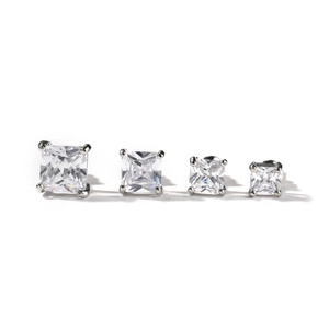 Vue macro de quatre tailles de boucles d'oreilles carrées en zircone avec serti à quatre griffes