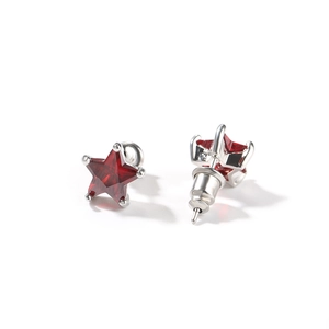Détail de boucles d'oreilles étoile en argent avec zircons rouges et fermoirs