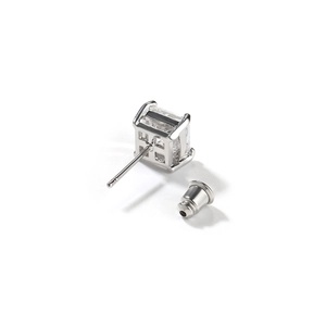 Détail des boucles d'oreilles en zircone carrée avec monture à 4 griffes et fermoirs
