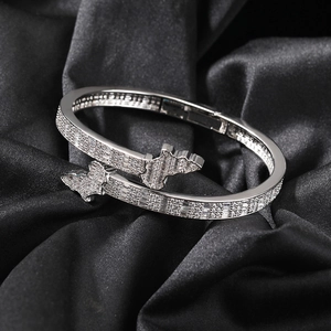 Makro-Detail von silberfarbenem Afrika-Karte-Armband mit Mikro-Pave-Zirkonia-Steinen