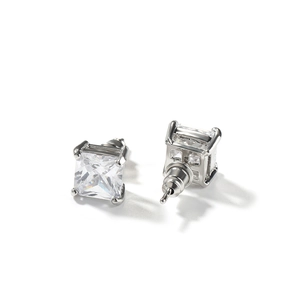 Vue détaillée du clou d'oreille carré en zircon argenté avec serti à quatre griffes robuste