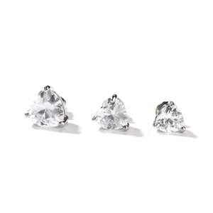Vue détaillée de trois boucles d'oreilles cœur en zircon de tailles dégradées et monture argent