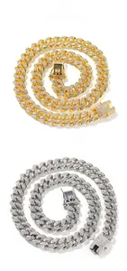 Vue détaillée des chaînes Cuban link de 12mm en or et argent avec strass en cristal