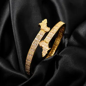 Makroaufnahme eines vergoldeten Hip-Hop-Armreifs mit Zirkonia-besetzter Afrika-Karte