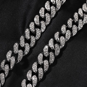 Vue macro d'une chaîne Cuban de 12mm avec sertissage de strass haute densité argenté