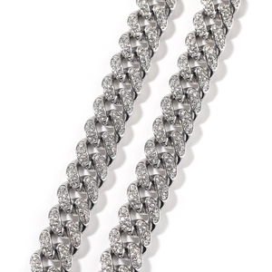 Détail d'une chaîne cubaine argentée de 12mm avec sertissage de cristaux pavés