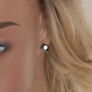 Gros plan de clous d'oreilles pour hommes avec zircon noir carré et serti griffes argent