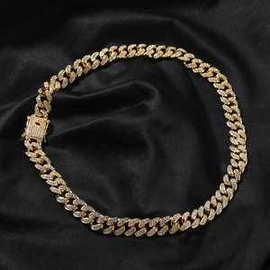 Détail d'une chaîne cubaine dorée avec zircons et fermoir à boîte de sécurité