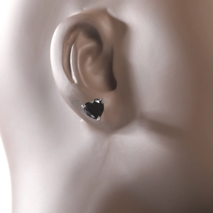 Gros plan sur une boucle d'oreille cœur en zircon noir avec serti griffes