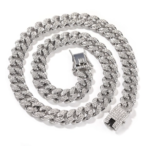 Vue de dessus d'une chaîne cubaine argentée de 12mm sertie de diamants avec fermoir