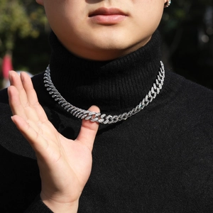 Gros plan d'une chaîne cubaine de 12mm en argent avec cristaux brillants sur un mannequin
