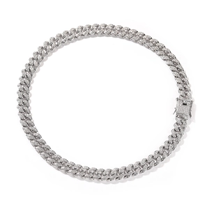 Détail d'une chaîne cubaine hip hop 12mm argentée avec fermoir carré serti de strass
