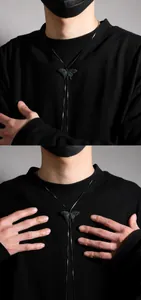Detailansicht der Schmetterlings-Bolo-Krawatte mit smaragdgrünem Zirkon-Inlay