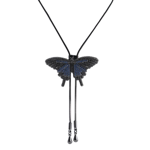 Detailaufnahme eines schwarz-blau kristallbesetzten Schmetterlingsanhängers mit Schlangenkette