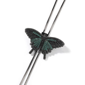 Mini Schmetterling Pulloverkette mit grünen Zirkonia auf einer schwarzen Metallkette