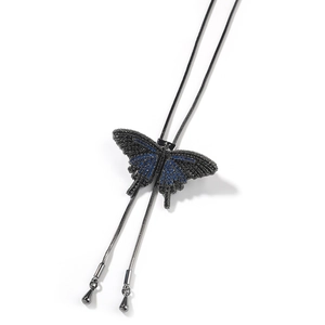 Detail von blau-schwarzem Schmetterling-Anhänger mit Zirkonia-Besatz an dunkler Schlangenkette