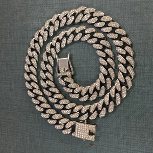 Détail de la chaîne cubaine 12mm avec placage d'argent et fermoir boîte à crochets de sécurité