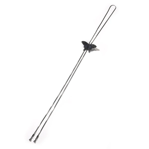 Detailansicht des Schmetterlings-Bolo-Tie mit dunkelblauen Zirkonia und Tropfenanhänger
