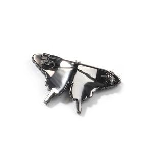 Detailansicht der Rückseite der gunmetal Schmetterling-Brosche mit Anstecknadel
