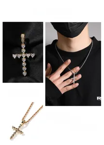 Gros plan du pendentif croix hip-hop avec zircons en forme de cœur sur chaîne corde