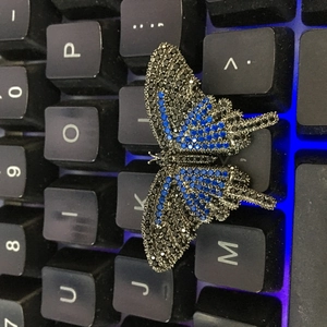 Detailaufnahme des Mini-Schmetterlingsanhängers mit blau-schwarzen Pavé-Kristallen
