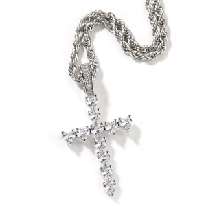 Vue détaillée du pendentif croix en zircon cœur sur une chaîne de corde argentée épaisse