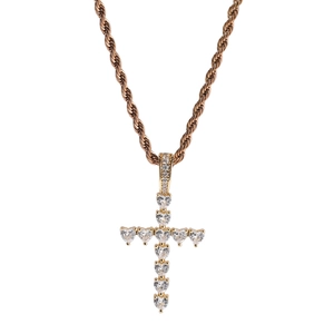 Détail d'un collier chaîne torsadée dorée avec pendentif croix en zircon coeur