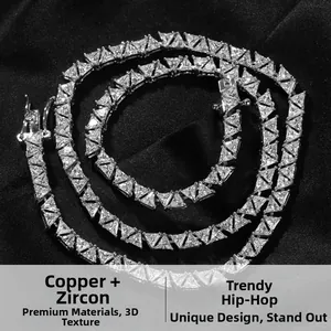 Détail macro de la chaîne de tennis hip hop argentée avec oxydes de zirconium triangulaires